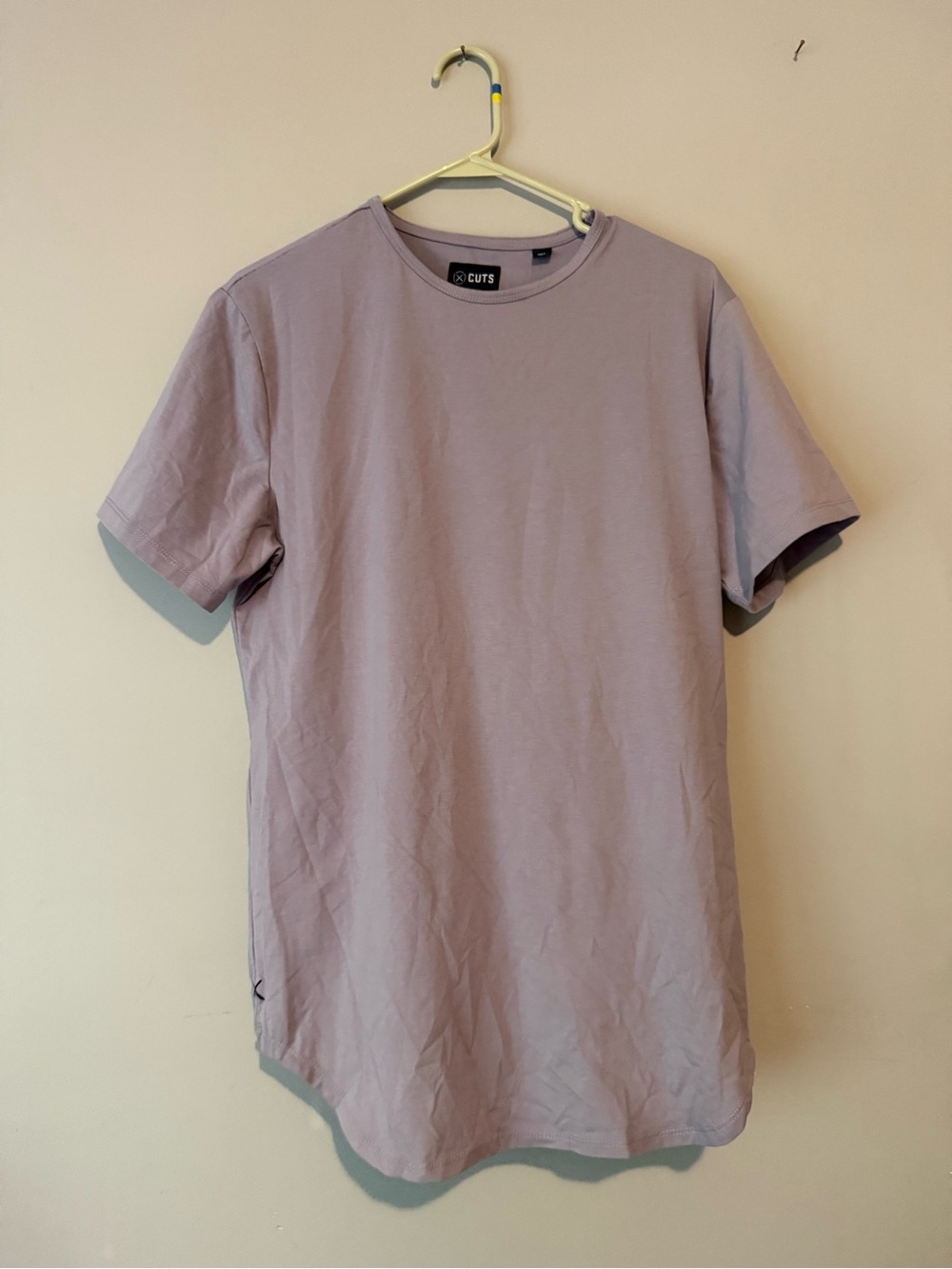 Cuts Men’s Curved Hem Crew Neck T-Shirt